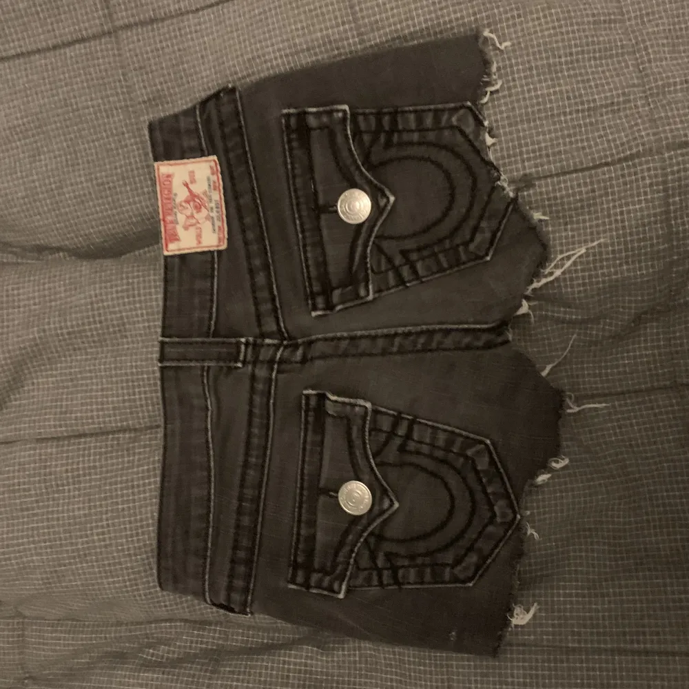 lågmidjade true religion shorts i svart 😍 så coola och fina men är tyvärr för små för mig så säljer de ☺️snygga till våren och sommaren ✨ midjemått tvärs över: 32 cm, runt: 64 cm ❤️. Shorts.