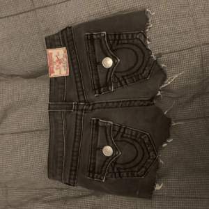 lågmidjade true religion shorts i svart 😍 så coola och fina men är tyvärr för små för mig så säljer de ☺️snygga till våren och sommaren ✨ midjemått tvärs över: 32 cm, runt: 64 cm ❤️
