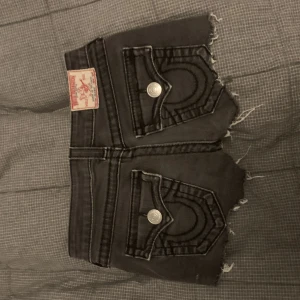 true religion  - lågmidjade true religion shorts i svart 😍 så coola och fina men är tyvärr för små för mig så säljer de ☺️snygga till våren och sommaren ✨ midjemått tvärs över: 32 cm, runt: 64 cm ❤️