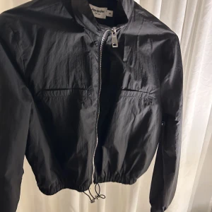 Nakd- jacka - Tunn jacka från Nakd💗 croppad i modellen med dragsko i midjan!