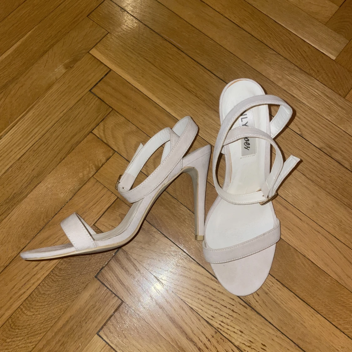 Blekarosa klackar - 91