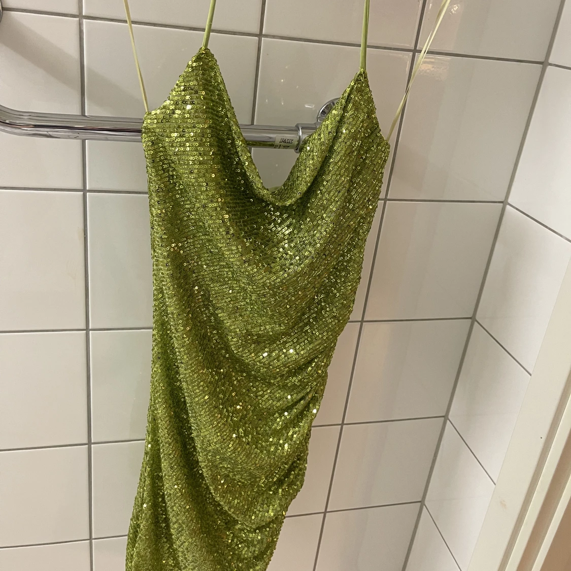 OANVÄND GLITTERGRÖN KLÄNNING - 90