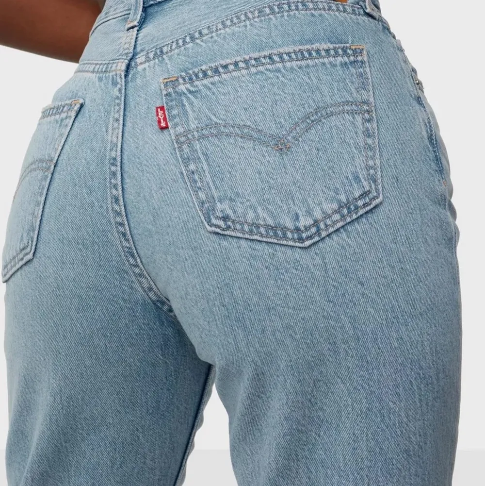 Storlek w25/L30   Jeansen är som nya, använt 1 gång Jättefin passform  Säljer pga inte längre passar mig . Jeans & Byxor.