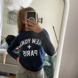 Blå sweatshirt - Blå sweatshirt med tryck, tyvärr blivit lite liten på mig :(💓 men i en superfin färg som passar till allt, storlek xs, 150 kr + frakt 