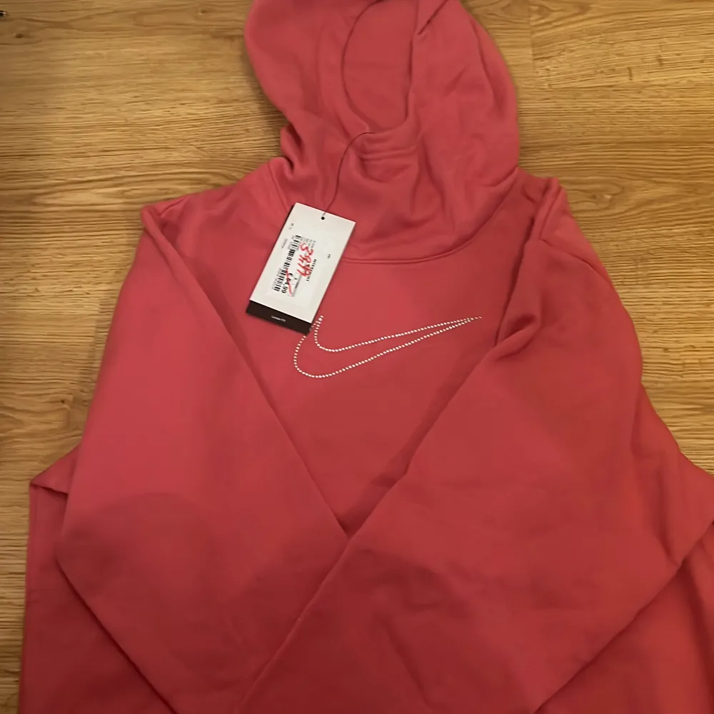 En helt oanvänd Nike hoodie med lappen kvar. Köpte för 400 kr men säljer för 250  kr. Hoodies.