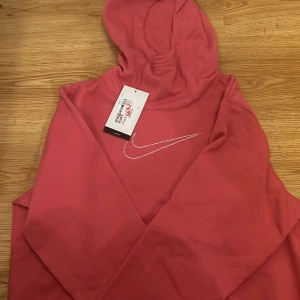 Nike hoodie  - En helt oanvänd Nike hoodie med lappen kvar. Köpte för 400 kr men säljer för 250  kr