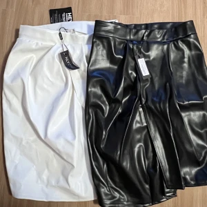 2 st skinnkjolar - Säljer 2 st skinnkjolar (vit & svart)från Nelly i strl 34 med prislapparna kvar! Säljer båda för 120 kr tillsammans! Använd gärna köp nu 🥰