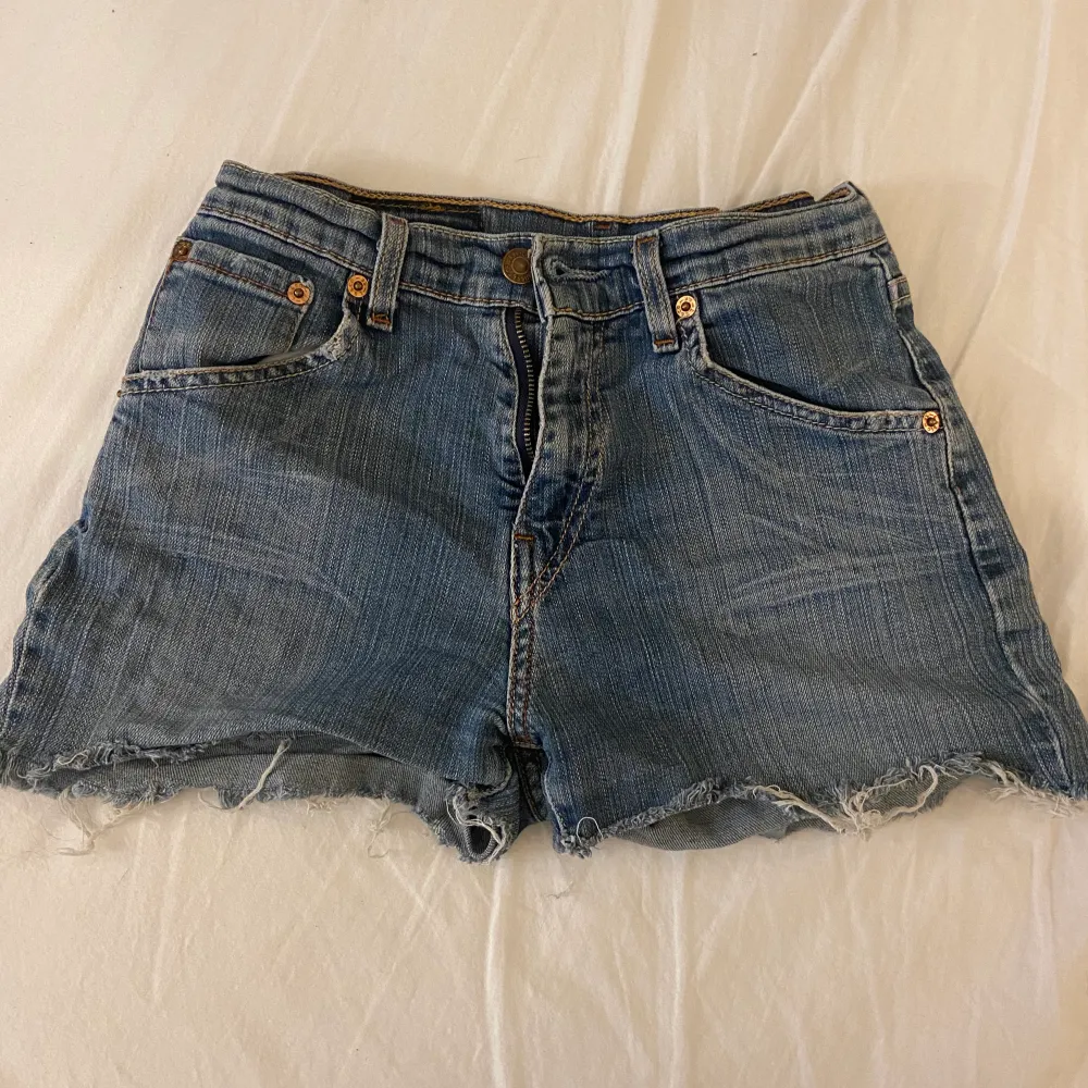 Jeansshorts från Levi’s. Storleken är som en XS. Fint skick!. Shorts.