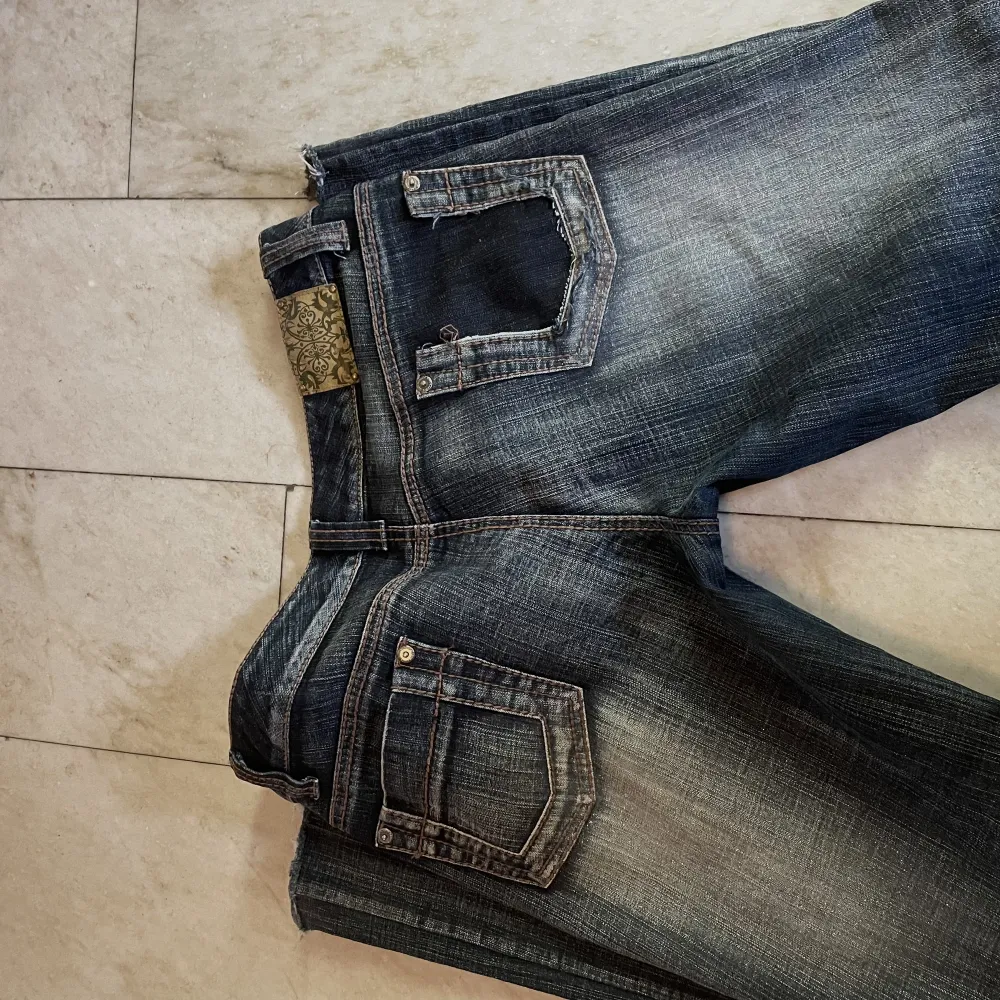 Säljer dessa as coola snygga jeans som har så nice detaljer och som också är lågmidjade🤩. Jeans & Byxor.