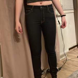 Mörkblå skinny jeans, finns i Sundsvall Hon som har på sig de är 1,65m lång 