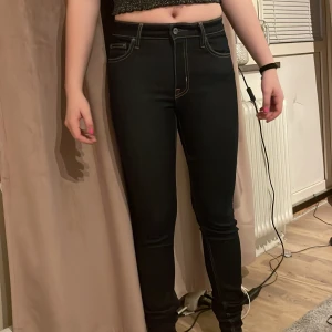 Skinny jeans  - Mörkblå skinny jeans, finns i Sundsvall Hon som har på sig de är 1,65m lång 