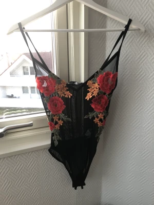 Dekorativa toppar/bodys  - Nya/oanvända toppar/bodys  Nr 1 har fortfarande lapp kvar-storlek 36/BOOHOO Nr 2-storlek 38/BOOHOO Nr 3 har en polokrage och ett insytt linne inuti-storlek XS/Lindex  Alla för 175kr eller 75kr/styck