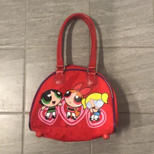 Powerpuff girls väska - Har bara änvänt den som prydnad till rummet men  den hade varit väldigt cool till flera outfits!