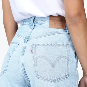 ”Levis jeans” High Loose ljus blåa💙 - Står stl 29, skulle säga att den sitter som en ”M”och är 177 och är perfekt längd😌