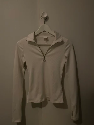 Ribbad zip - tshirt från hm - Ribbad vit zip-tshirt från hm storlek xs. Detalj i armen💓