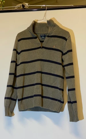 Polo kofta/sweater - Grå blå randig kofta från Ralph Lauren, i princip oanvänt shick, i storlek M. skriv för frågor