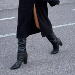 Boots - Säljer mina fina boots från Nelly pga att de tyvärr inte kommer till användning. I bra skick! Kan skicka fler bilder om önskas💞 Köparen står för frakt eller så möts vi i Stockholm☺️