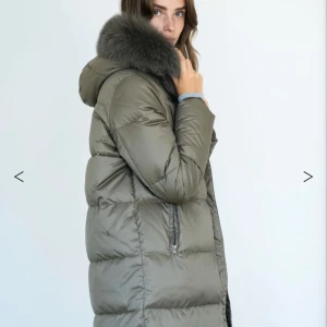 Alva Long Down Coat Meotine - Hej,  Säljer min oanvända Meotine jacka, Alva Down Coat, pågrund av att jag beställt fel storlek. Helt oanvänd, JÄTTEsnygg, varm och skön vinterjacka.. Köpte för 2750 kr, säljer för 2400 kr.