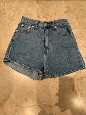 Shorts  - Jätte snygga shorts från levis som knappt är använda. 