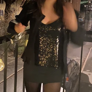 Paljett tröja - Supersnygg paljett tröja köpt på Mango!! 💗 Använd en gång och är i perfekt skick