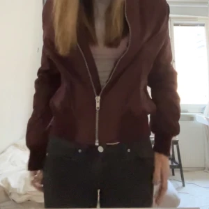 Bomberjacka  - Vinröd bomberjacka, aldrig använd men köptes secondhand 600kr. Stolek M men passar xs-m. Möts upp i Vasastan, tc och södermalm.