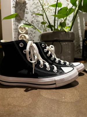 Converse - Jag säljer mina converse i stl 35. Använda ett fåtal gånger, nästan som nya.  Nypris, 800kr Säljs för, 400kr