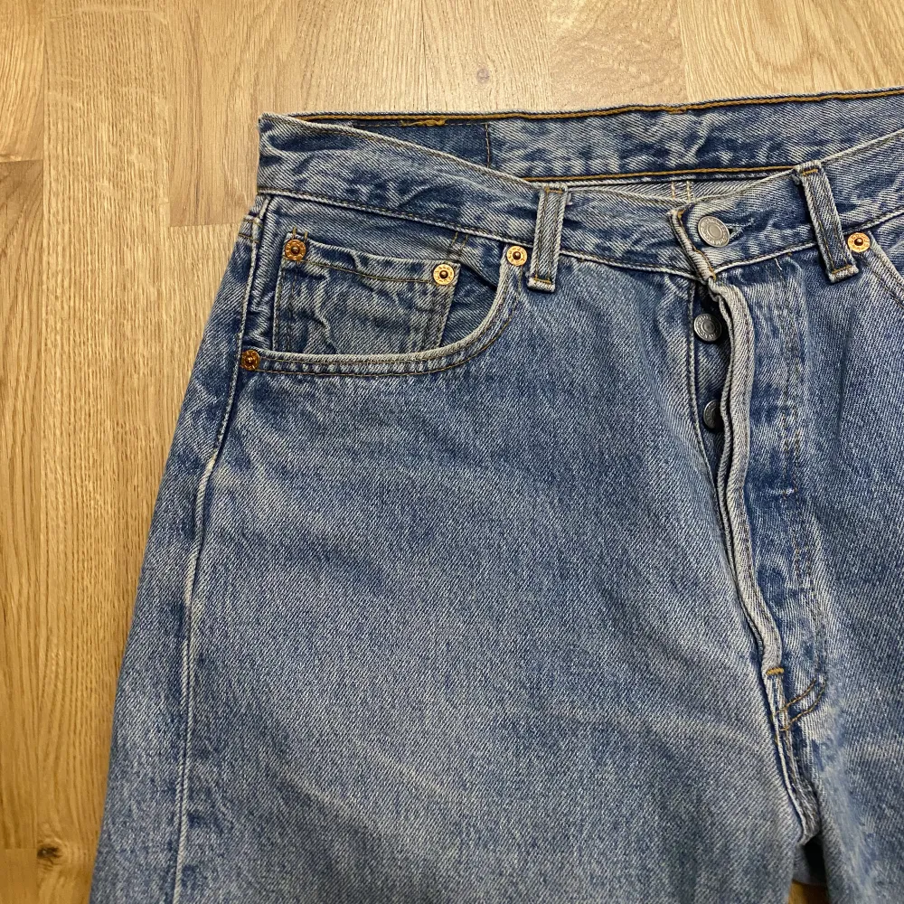Vintage 501. Större storlek på jeansen men sitter som 30/34, kan bekräfta då jag använder mig av den storleken vanligtvis.. Jeans & Byxor.
