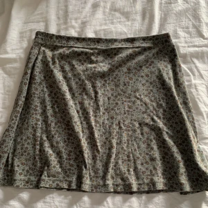 Kjol - Jättefin vintage kjol med blommigt mönster! Storlek L men skulle tro att den även passar M. Mönstret ser ni lite tydligare på andra bilden:) Frakt tillkommer