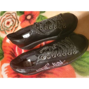 Oanvända sneakers - ANVÄND INTE KÖP NU <3 Frakt: 64kr 