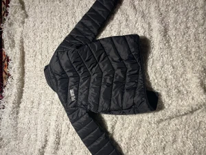 Puma jacka  - Säljer nu min puma jacka för den är för liten för mig. Den är i ett bra skick 