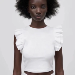 Zara topp med volang st S - Säljer nu denna sjukt snygga topp från zara i storlek S då den inte kommer till användning. Hör av er för egna bilder eller frågor💕