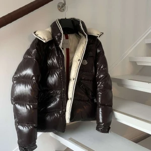 Moncler Jacka - Moncler Branson Size 2 Medium. Säljer nu min Moncler jacka som jag köpt från Kaspers heat förra året. Rikgit skön och varm jacka, om ni vill ha fler bilder är det bara att höra av er så löser jag på vad som önskas! 
