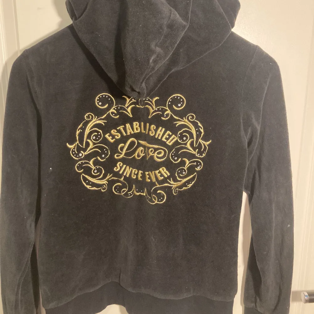 En söt cool y2k hoodie med coolt mönster och text  Sitter så snygg på med ett linne under o lite uppknäppt tx.m  Passar mig bra som är s-m  Tryck på köp nu ❗️ Pris kan förhandlas  . Hoodies.