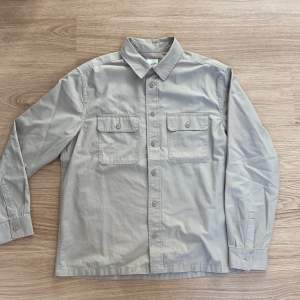 Fin overshirt från H&M, köpt ny i butik. Mycket bra skick, knappt använd. Köpare står för frakt😀