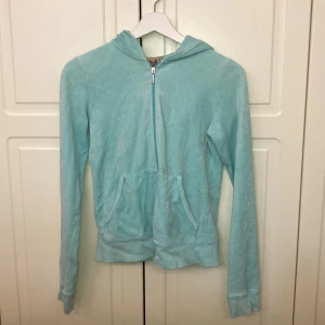 Juicy couture kofta! - Köpte för nåt år sedan på sellpy, typ aldrig använt då färgen inte riktigt är min stil! Jättebra skick, det är M men den passar nog större också beroende på vilken passform man vill ha! ❤️❤️ Frakt 45kr!