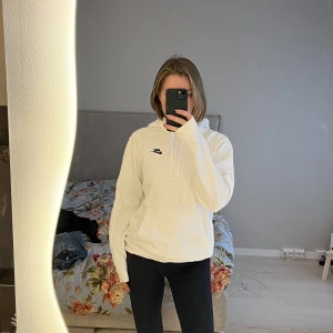 Nike Hoodie  - Bevarad vit.  Strl M men sitter mer som S 