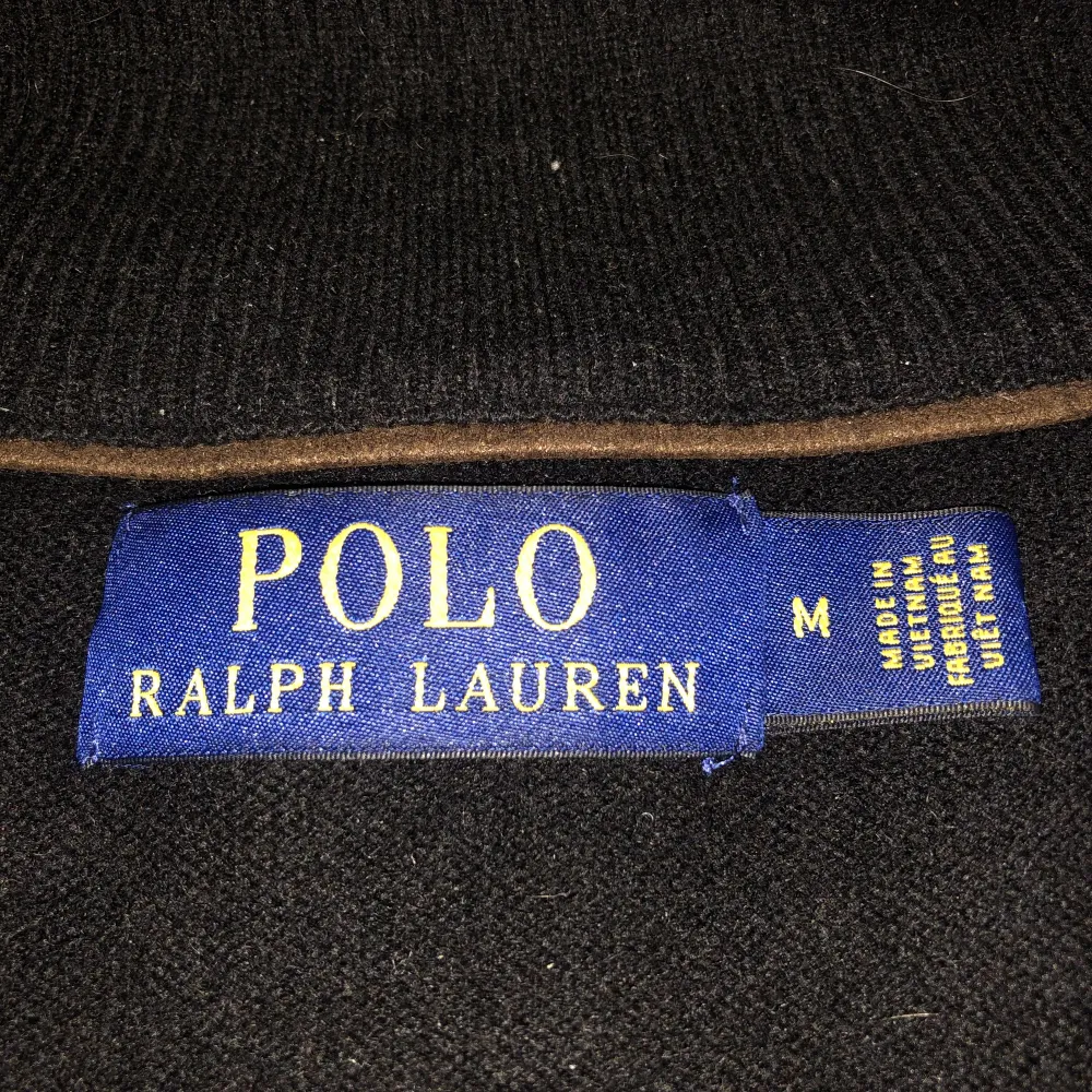 Säljer en mycket fin Ralph Lauren Half zip. Knappt använd därav ett mycket fint skick.  Storlek M, passar även S. Nypris: 1850. Mitt pris: 900. Stickat.
