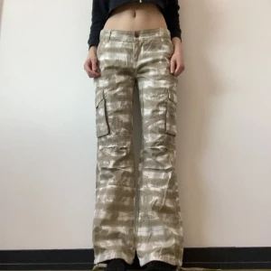 Y2k cargo byxor - Så snygga cargobyxor🌟storlek w30 l32, ca M enligt min bedömning. Jag är 176 cm. Midjemått: 86 cm. Innerbenslängd: 81 cm. Endast frakt 🎀 använd gärna köp-nu funktionen 🌟om den inte är markerad såld finns den kvar❣️