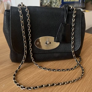 Mulberryväska Lily 🖤 - Klassisk Mulberryväska model Lily med gulddetaljer 🖤 Lite synligt slitage på låset annars i fint skick! Orginalpris: 11,400kr