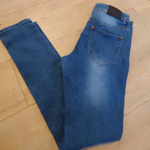 Mellanblå jeans strl 29. Sparsamt använda så i mycket fint skick.