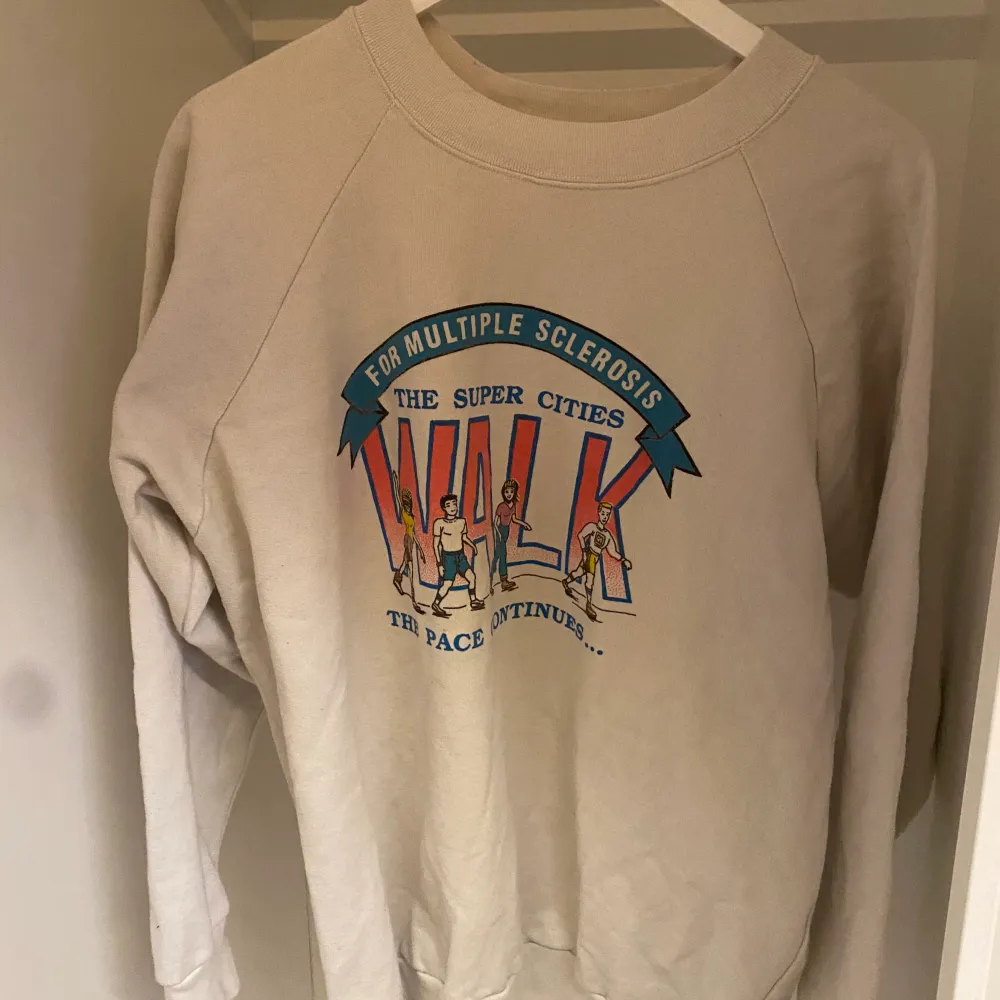 Vit sweatshirt från textile prints. Står XL i men känns som M, möjligtvis L. Använts ganska mycket men är som ny.. Tröjor & Koftor.