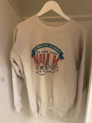 Vit sweatshirt - Vit sweatshirt från textile prints. Står XL i men känns som M, möjligtvis L. Använts ganska mycket men är som ny.