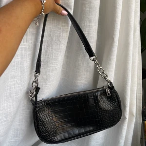 Svart liten väska - Snygg svart väska från glitter! Skit snygg svart krokodil mönster med silver kedja. Oanvänd och är fortfarande i bra skick!🫶🏼