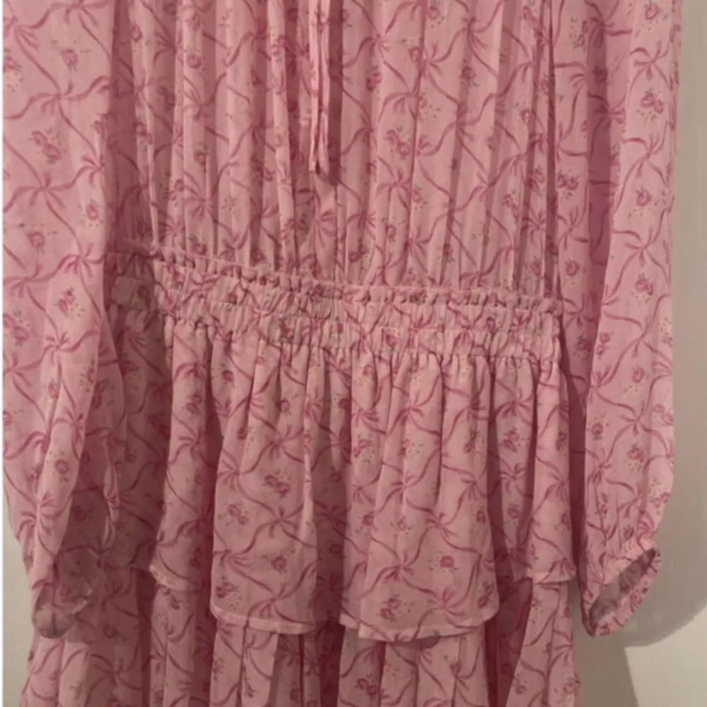 Rosa silkes klänning, storlek 34-36. Helt ny. Köpte i Sture gallerian för 5.600:-. Klänningar.