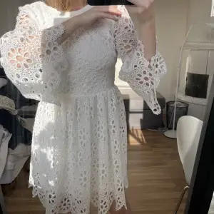 Helt ny klänning från Bubbleroom. Tänkte ha på min student men hittade en annan så säljer därför denna! Alltså endast provad! 🥂☀️