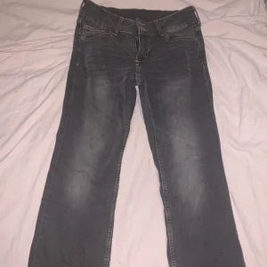 Lågmidjade jeans - Bruna men i vissa ljus är byxorna mörkgrå, flare modell,  använda 2 gånger.  Strl 36/S  Köparen står för frakt 😇