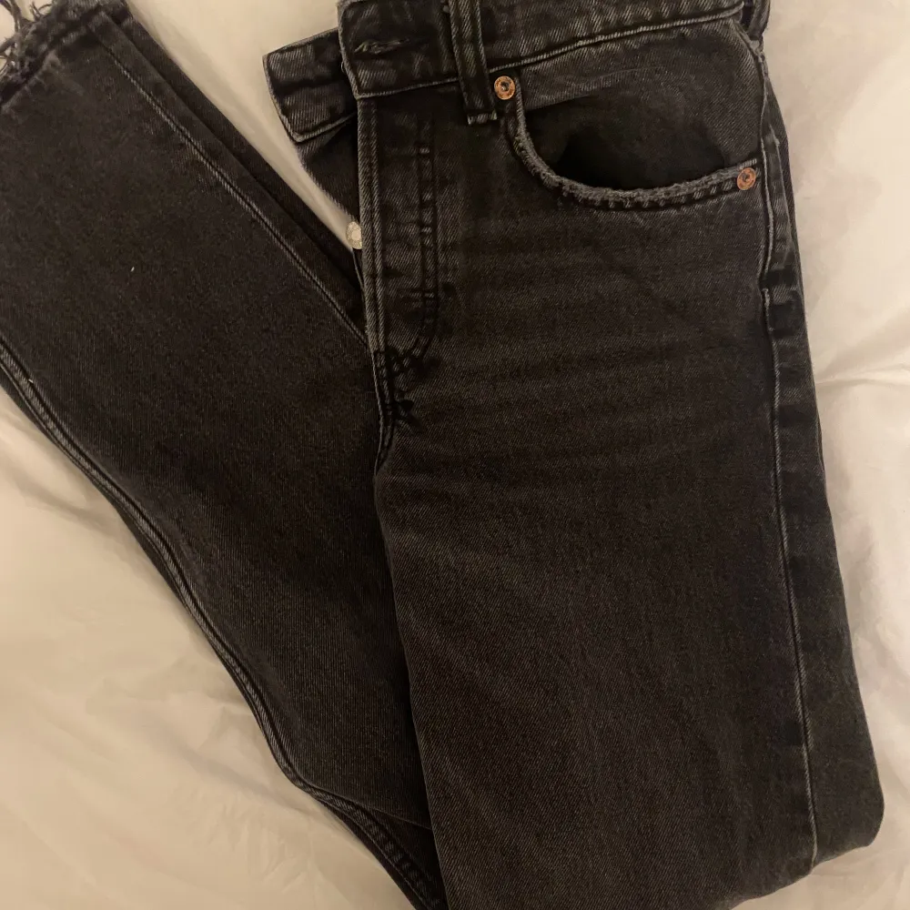 Svarta jeans i modellen mid rise straight som inte längre finns på hemsidan! Bra skick! 💕. Jeans & Byxor.
