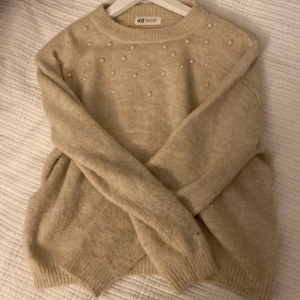 Fin sweatshirt med pälor - En tröja som är jätte mysig till en cosy outfit!🤍🤍Sammlar pengar så skulle vara roligt om du tittade in andra plagg för bra pris som även är liknande stil🤍🤍Köpt för 300kr🤍🤍