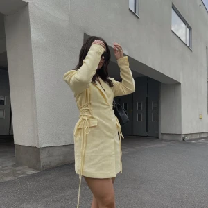 Blazerklänning - Superfin blazerklänning från Hanna schönberg x NA-KD, tyvörr har den blivit för stor för mig nu.. säljs inte längre på hemsidan. Hör av dig vid frågor 😊🌸