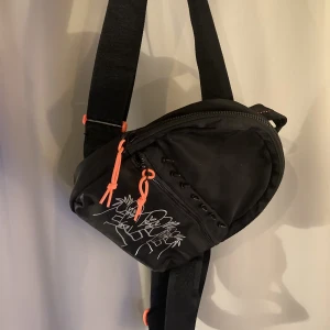 Yung Lean Sad Boys One Star Väska - En väska från en collab mellan Sad Boys/Yung Lean och Converse. Har bara släppts fåtal gånger och går inte att få tag i längre. Liten i storlek (bild bredvid en ”vanlig” ryggsäck som referens) 👁️👁️